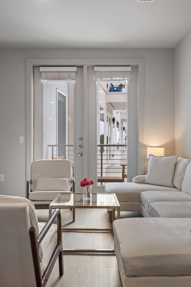 5820 1/2 Cameron Rd in Austin, TX - Foto de edificio - Building Photo