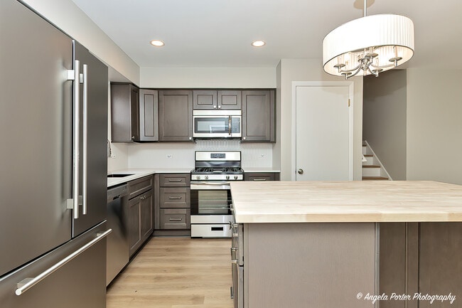 410 W Mueller St in Arlington Heights, IL - Foto de edificio - Building Photo