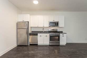 Greymore Flats in Bay Shore, NY - Building Photo - Interior Photo