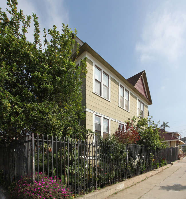 2120 W Island Ave in San Diego, CA - Foto de edificio - Building Photo