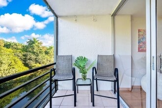 105 Royal Pk Dr in Oakland Park, FL - Building Photo - Building Photo