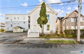 228 Holly St in Bridgeport, CT - Building Photo