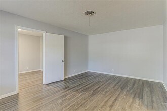 2001 Oakglen Dr in Austin, TX - Building Photo - Building Photo