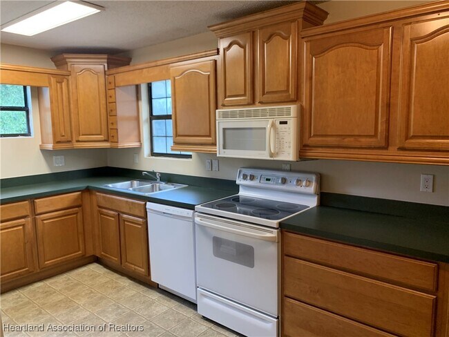 2225 N Unicorn Rd in Avon Park, FL - Building Photo - Building Photo