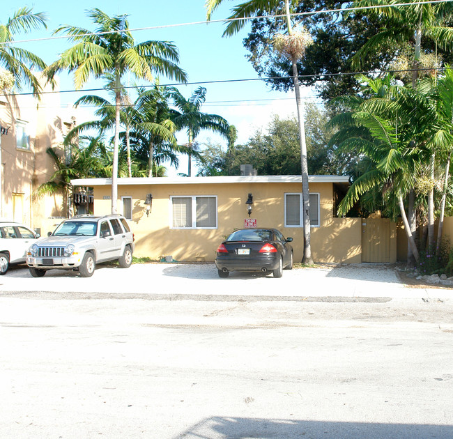 585 NE 66th St in Miami, FL - Foto de edificio - Building Photo