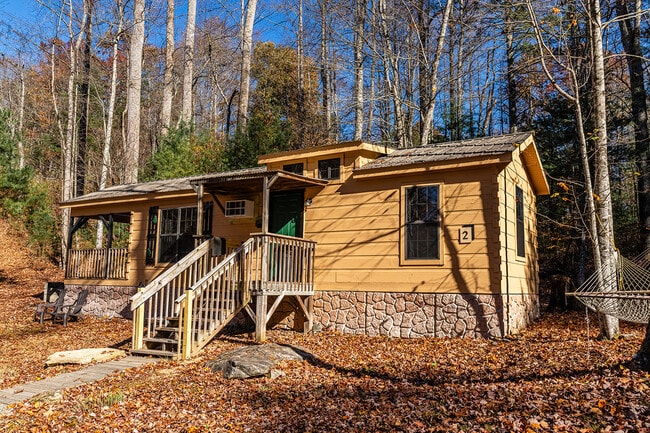 31 Cabin Row, Unit 2 in Hendersonville, NC - Foto de edificio - Building Photo