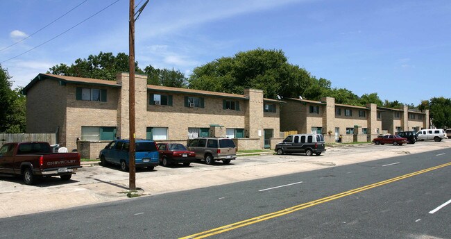 Wooten Park Townhomes Apartments in Austin, TX - Foto de edificio - Building Photo