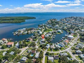 1902 Arrowhead Dr NE in St. Petersburg, FL - Building Photo