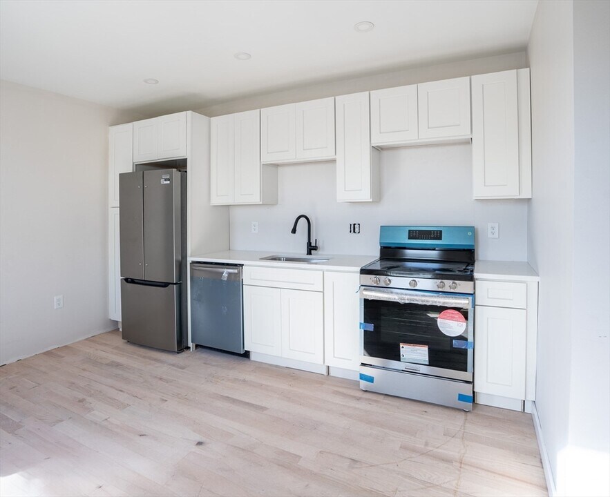 23 Courtland St-Unit -3 in Everett, MA - Building Photo