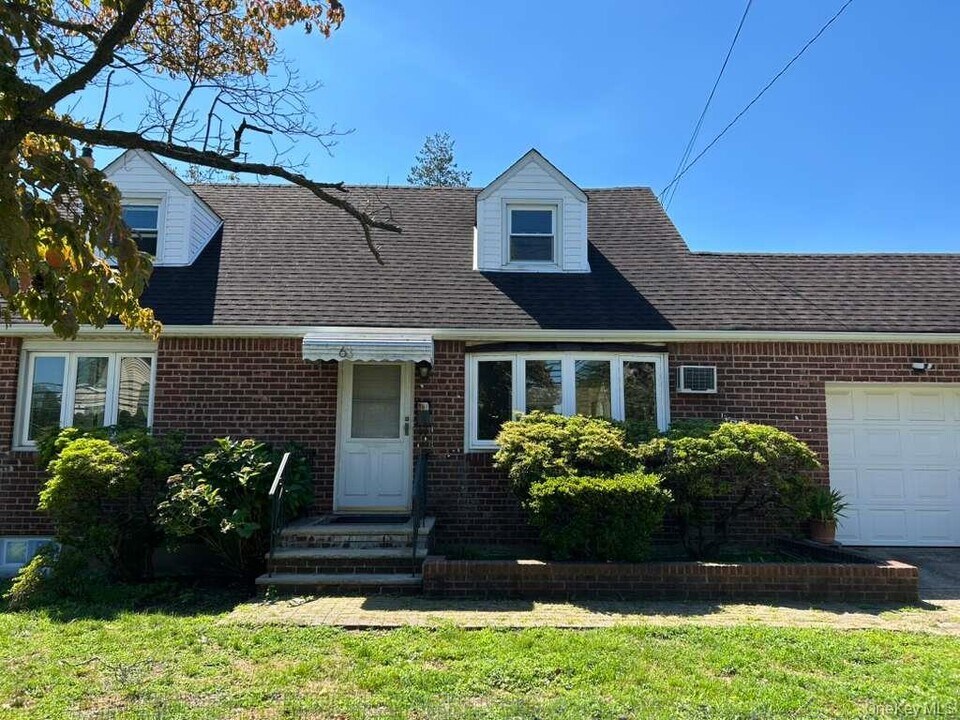 63 I U Willets Rd in Albertson, NY - Building Photo