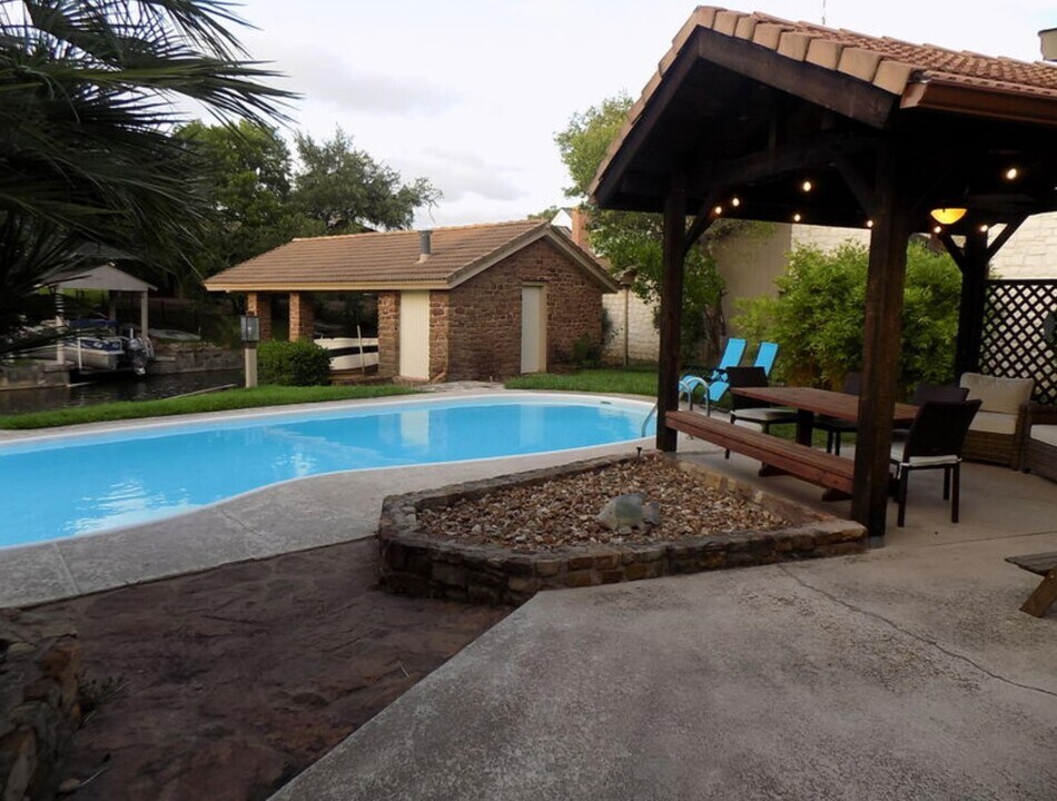 108 Nimrod in Horseshoe Bay, TX - Building Photo