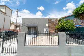 923 W 41st Dr in Los Angeles, CA - Building Photo - Building Photo