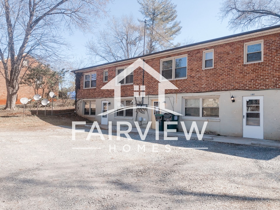 150 Loch Ln, Unit 102 in Amherst, VA - Foto de edificio