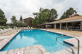 Pine Creek Apartments in Denver, CO - Foto de edificio - Building Photo