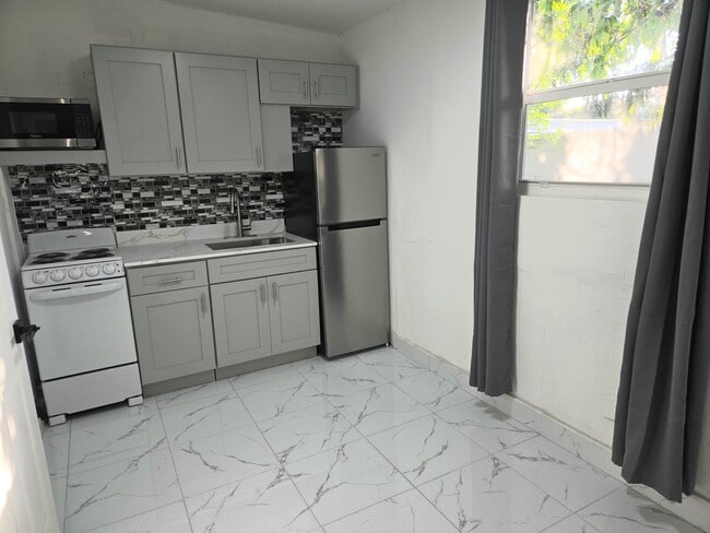 14920 NW 10th Pl in Miami, FL - Building Photo - Building Photo