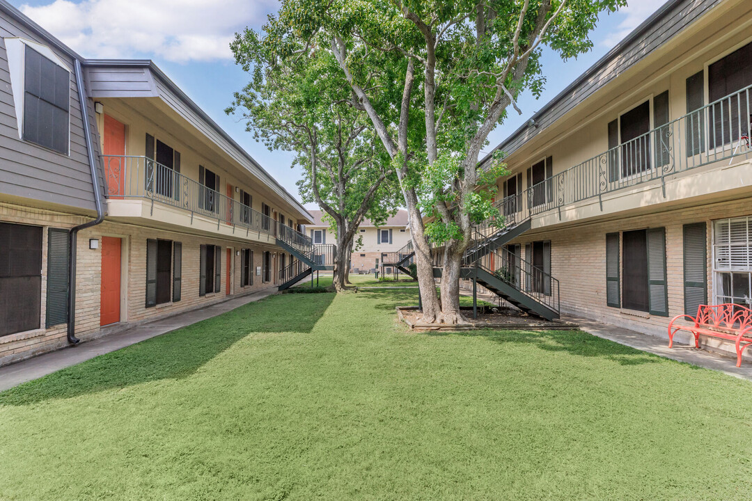 Alameda in Corpus Christi, TX - Foto de edificio