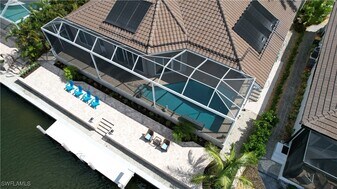 200 Copperfield Ct in Marco Island, FL - Building Photo