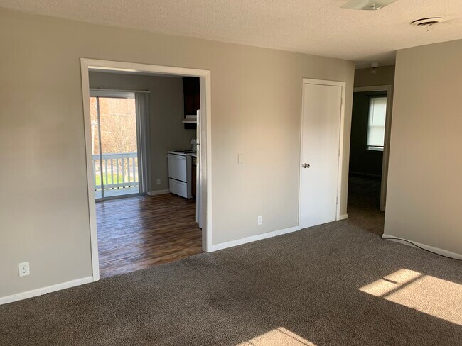 105 Hill Rd, Unit 105 Hill Rd Apt D in Dickson, TN - Foto de edificio - Building Photo