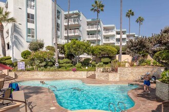 640 The Village, Unit 109 in Redondo Beach, CA - Foto de edificio - Building Photo