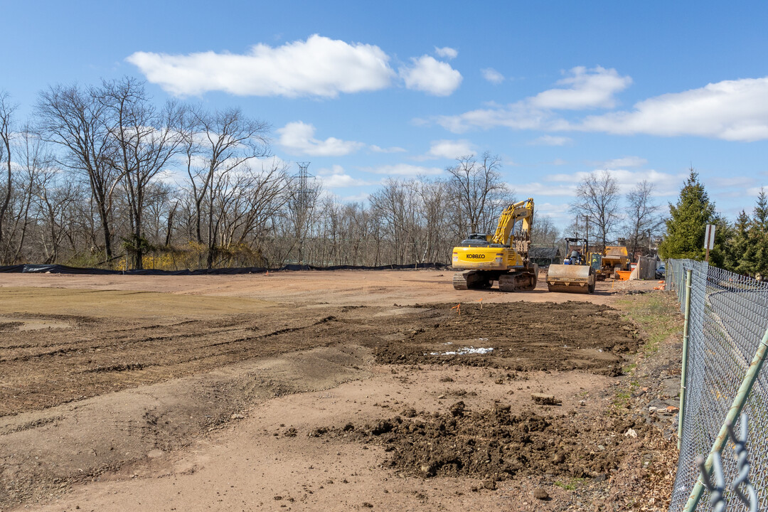 21 Orlando Dr in Raritan, NJ - Building Photo