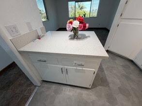 1949 Monte Vista Dr in Vista, CA - Foto de edificio - Building Photo