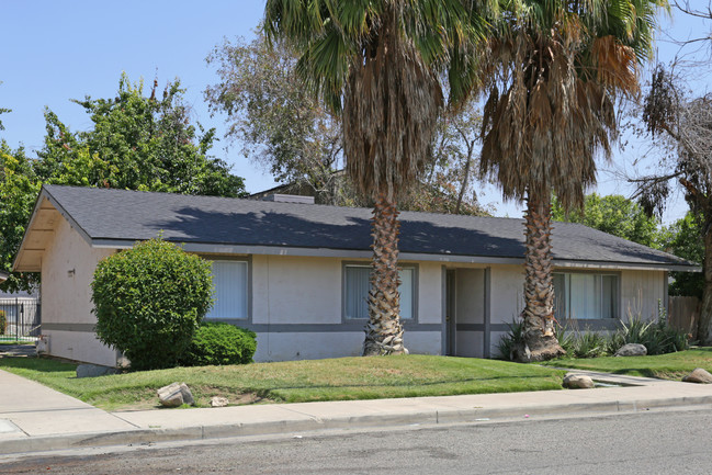 Grand Plaza Apartments in Porterville, CA - Building Photo - Building Photo