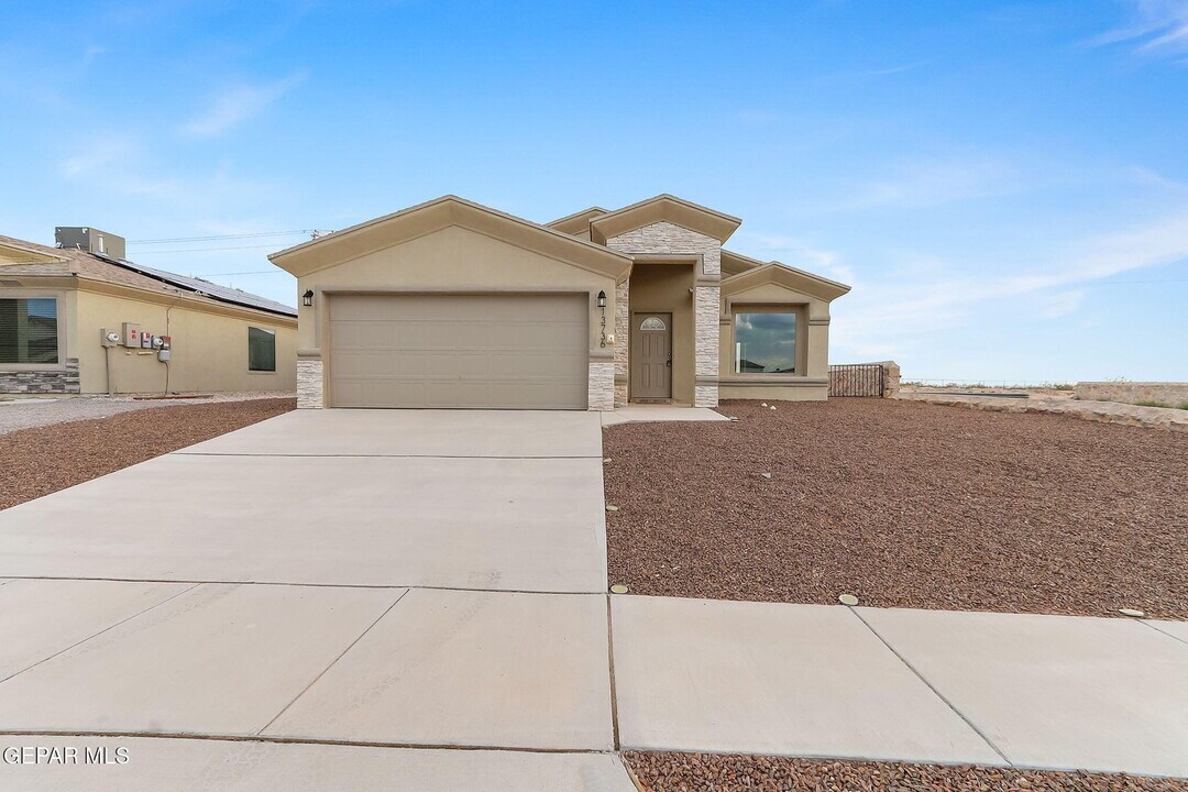 13736 Flora Vista Ave in Horizon City, TX - Building Photo