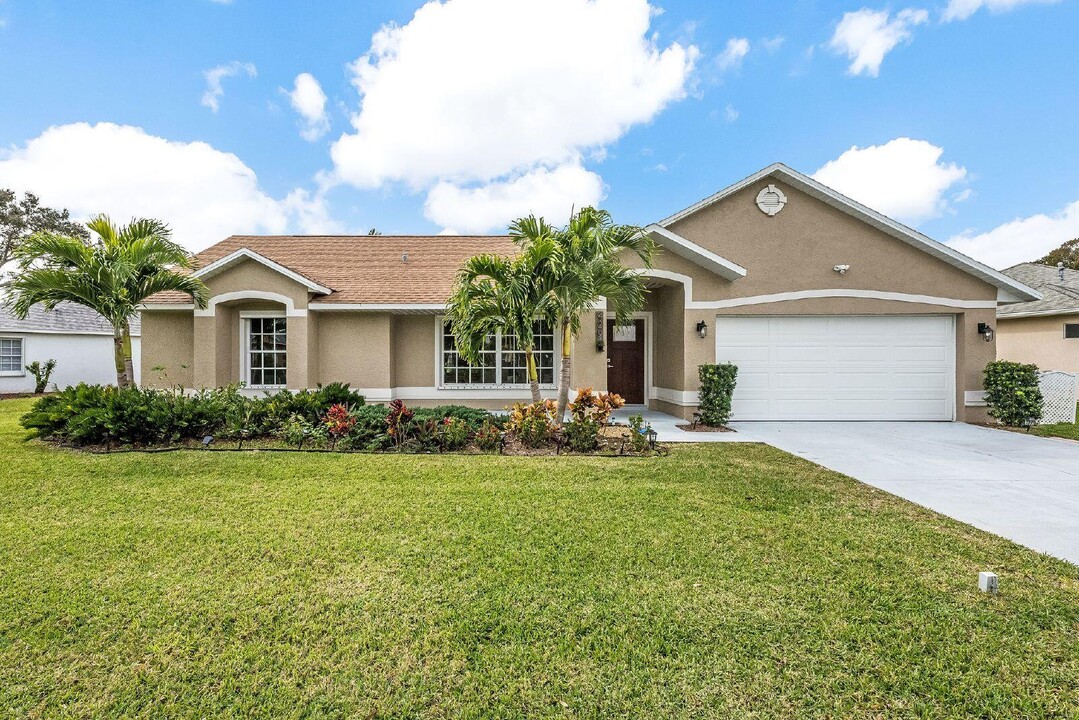 429 Lake Victoria Cir in Melbourne, FL - Building Photo