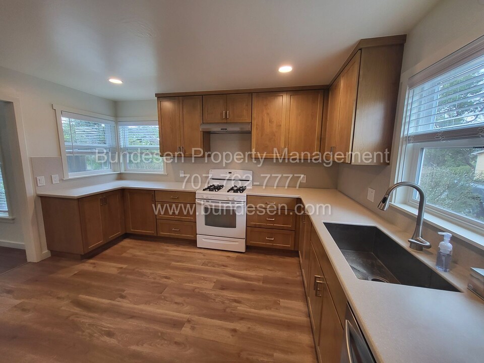 1348 Skillman Ln in Petaluma, CA - Building Photo