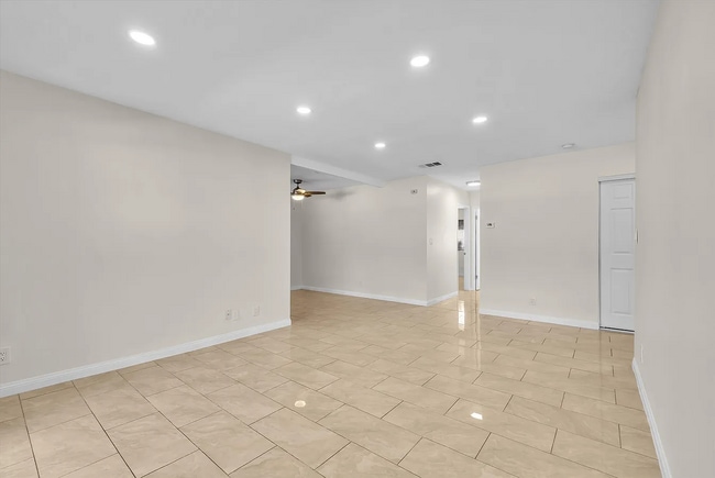 1250 S Brookhurst St, Unit #2057 in Anaheim, CA - Foto de edificio - Building Photo