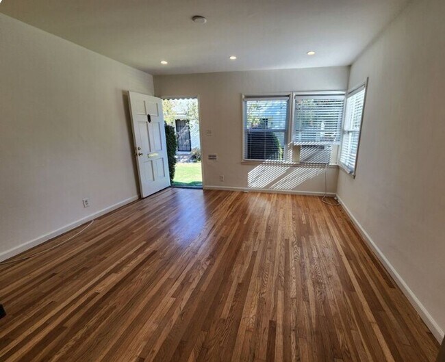 12219 Ocean Park Blvd, Unit 12219 in Los Angeles, CA - Foto de edificio - Building Photo