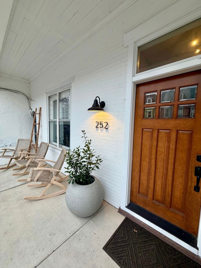 property at 252 N Mulberry St