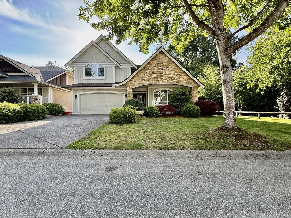 10500 Baker Pl in Maple Ridge, BC - Building Photo