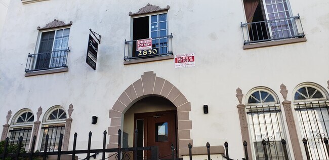 2850 Francis Ave in Los Angeles, CA - Building Photo - Building Photo