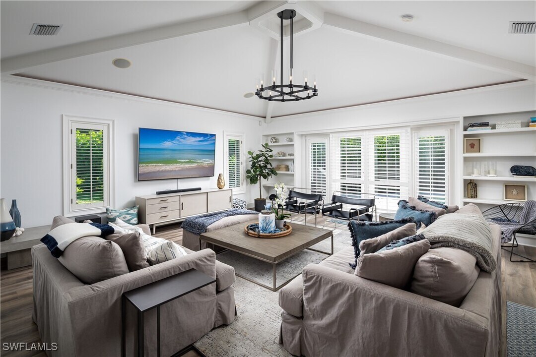 420 Palm Cir E in Naples, FL - Building Photo