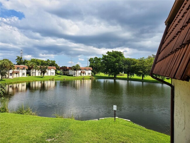 469 NW 100th Pl in Pembroke Pines, FL - Building Photo - Building Photo