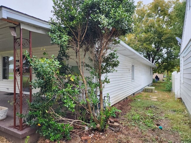 211 E 11th St in Metropolis, IL - Building Photo - Building Photo