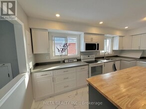 1398 Lakefield St in Oshawa, ON - Building Photo - Building Photo