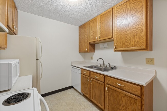 Country Bluff Apartments in Rapid City, SD - Building Photo - Building Photo