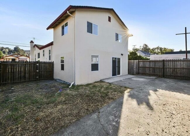 8101 Hillside St in Oakland, CA - Foto de edificio - Building Photo