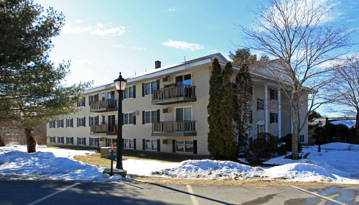 35 Meadow Rd in Augusta, ME - Foto de edificio