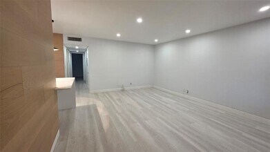 8704 NW 35th St in Coral Springs, FL - Foto de edificio - Building Photo