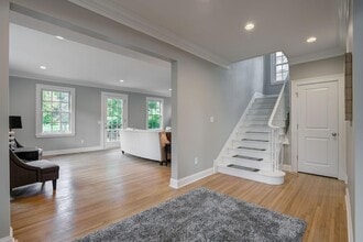 2056 Summit Ave in St. Paul, MN - Foto de edificio - Building Photo