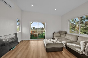 6126 Pembroke Dr in San Diego, CA - Building Photo