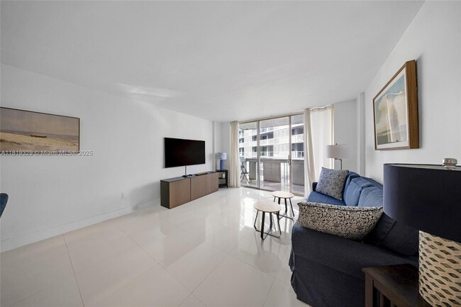 800 West Ave, Unit #736 in Miami Beach, FL - Building Photo - Building Photo