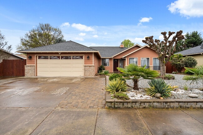 2360 Temple Dr in Medford, OR - Building Photo - Building Photo