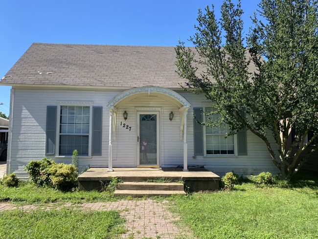 1227 W Walker St in Denison, TX - Foto de edificio - Building Photo