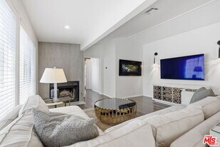9820 Yoakum Dr in Beverly Hills, CA - Building Photo