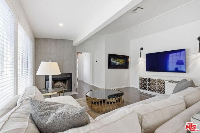 9820 Yoakum Dr in Beverly Hills, CA - Foto de edificio - Building Photo