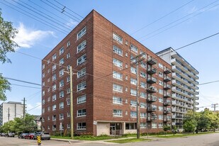 Sadler's Court Apartments in Ottawa, ON - Building Photo